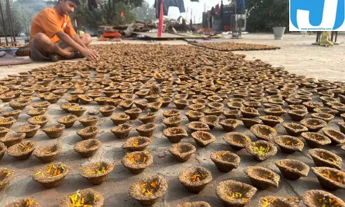 दीपावली पर सिर्फ 2 रुपये में मिलेंगे गोबर के दीये, रायपुर में यहां से करें खरीदारी दीपावली पर सिर्फ 2 रुपये में मिलेंगे गोबर के दीये, रायपुर में यहां से करें खरीदारी