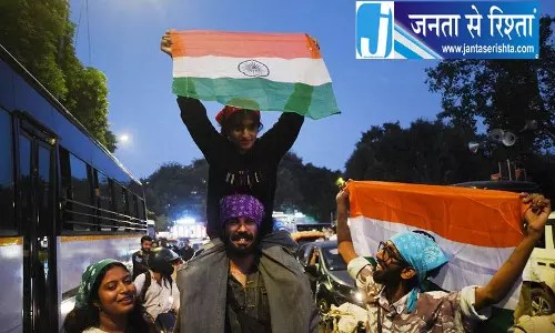 दिल्ली में AAP का तिरंगा मार्च, 270 फुट लंबे राष्ट्रीय ध्वज के साथ प्रदर्शन दिल्ली में AAP का तिरंगा मार्च, 270 फुट लंबे राष्ट्रीय ध्वज के साथ प्रदर्शन