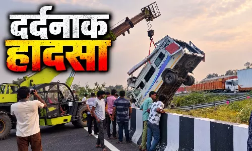 सवारियों से भरी बस भीषण हादसे का शिकार, खाई में गिरने से 8 की मौत सवारियों से भरी बस भीषण हादसे का शिकार, खाई में गिरने से 8 की मौत