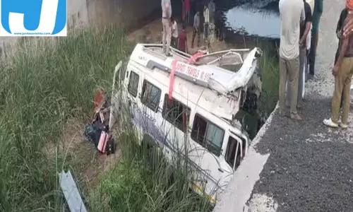 खाटूश्याम दर्शन से पहले मातम! कोटा में पुलिया से नीचे गिरी श्रद्धालुओं की बस, 8 लोगों की मौत खाटूश्याम दर्शन से पहले मातम! कोटा में पुलिया से नीचे गिरी श्रद्धालुओं की बस, 8 लोगों की मौत