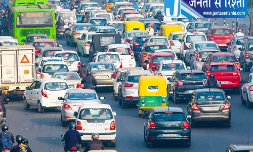 दिल्ली में प्रदूषण रोकने के लिए सख्ती, पुराने कमर्शियल वाहनों की एंट्री पर प्रतिबंध दिल्ली में प्रदूषण रोकने के लिए सख्ती, पुराने कमर्शियल वाहनों की एंट्री पर प्रतिबंध