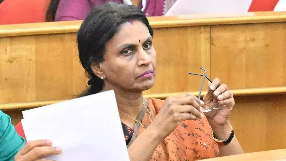 दोहरे मापदंड पर सवाल: आर. श्रीलेखा का सरकार पर बड़ा हमला दोहरे मापदंड पर सवाल: आर. श्रीलेखा का सरकार पर बड़ा हमला