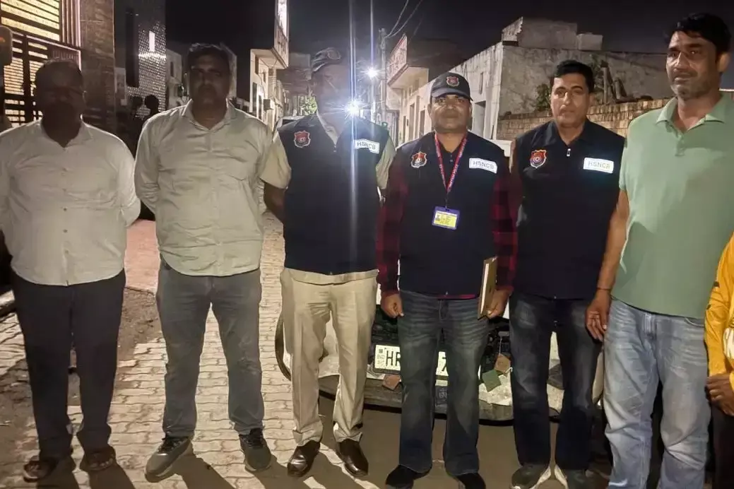 कार से भारी मात्रा में चरस बरामद, चालक की तलाश जारी कार से भारी मात्रा में चरस बरामद, चालक की तलाश जारी