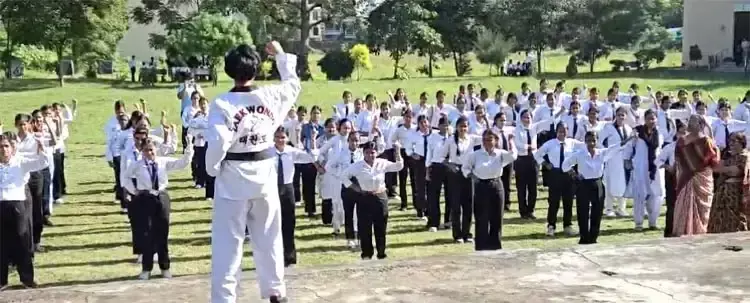 सुरक्षा और सशक्तीकरण के लिए छात्राओं को आत्मरक्षा की सीख सुरक्षा और सशक्तीकरण के लिए छात्राओं को आत्मरक्षा की सीख