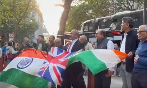 यूके: लंदन में प्रवासी भारतीयों ने पीएम मोदी के समर्थन में निकाली रैली