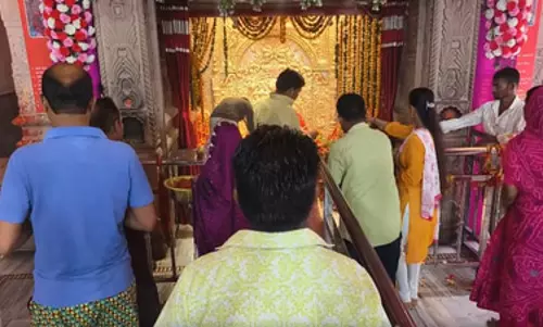 मैहर, देवास और प्रयागराज के मंदिरों में मां कालरात्रि की पूजा के लिए उमड़ा भक्तों का सैलाब