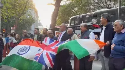 लंदन: विरोध के बीच भारतीय समुदाय ने दिखाया PM मोदी का समर्थन लंदन: विरोध के बीच भारतीय समुदाय ने दिखाया PM मोदी का समर्थन