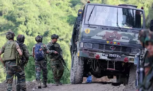 कश्मीर के कुपवाड़ा में LoC के पास मुठभेड़, सुरक्षाबलों ने दो आतंकियों को मार गिराया कश्मीर के कुपवाड़ा में LoC के पास मुठभेड़, सुरक्षाबलों ने दो आतंकियों को मार गिराया