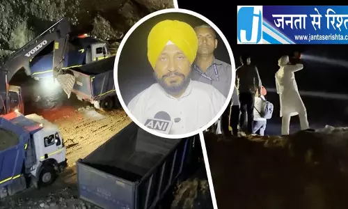 रोपड़ में अवैध रेत खनन का आरोप, रात में टिपर ट्रक से मौके पर पहुंचे चन्नी
