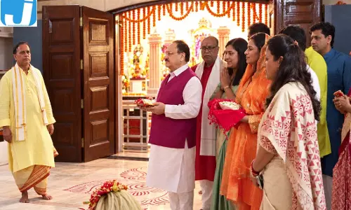 नवरात्रि के सातवें दिन काली मंदिर पहुंचे जेपी नड्डा, बांसुरी स्वराज संग की पूजा नवरात्रि के सातवें दिन काली मंदिर पहुंचे जेपी नड्डा, बांसुरी स्वराज संग की पूजा