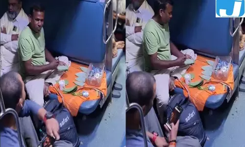 ट्रेन की 3AC बर्थ पर पान की ‘दुकान’, 20-25 पान के ऑर्डर का दावा, वीडियो वायरल ट्रेन की 3AC बर्थ पर पान की ‘दुकान’, 20-25 पान के ऑर्डर का दावा, वीडियो वायरल