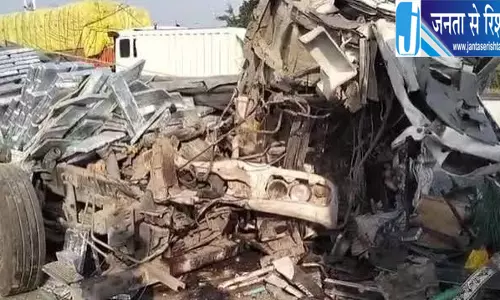 रेवाड़ी में खड़े ट्रक से भिड़ा दूसरा ट्रक, चालक की मौत रेवाड़ी में खड़े ट्रक से भिड़ा दूसरा ट्रक, चालक की मौत
