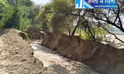 सिरसा में नहर टूटने से खेत जलमग्न, 10 एकड़ फसल बर्बाद सिरसा में नहर टूटने से खेत जलमग्न, 10 एकड़ फसल बर्बाद