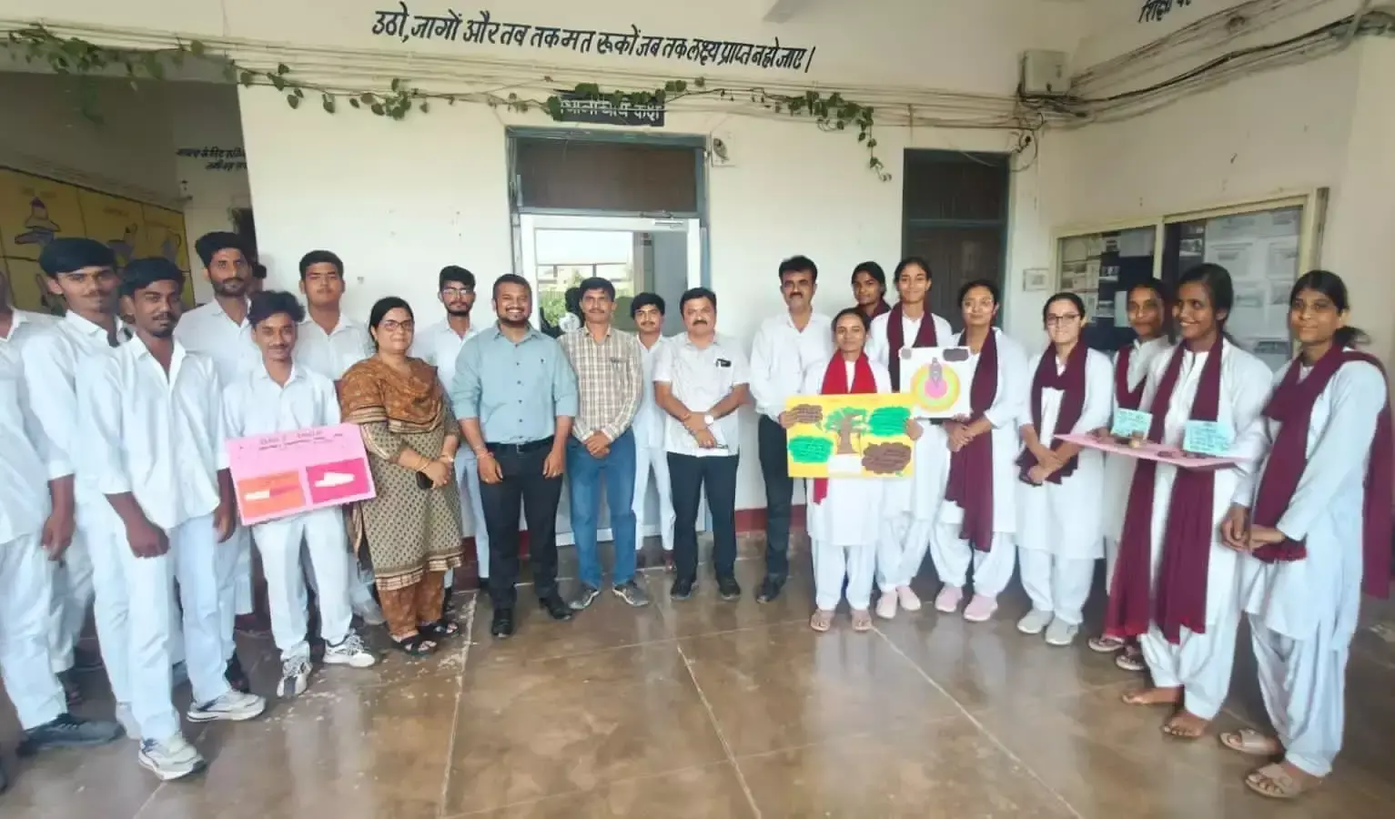 अंजलि मालव ने कबाड़ से उपयोगी शिक्षण सामग्री बनाकर मारी बाजी अंजलि मालव ने कबाड़ से उपयोगी शिक्षण सामग्री बनाकर मारी बाजी