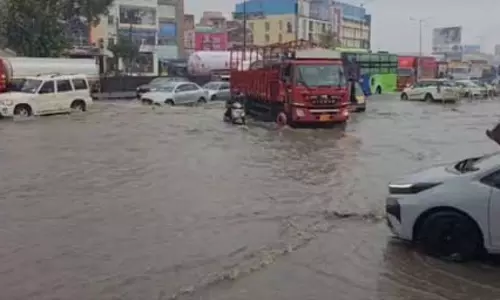 बेंगलुरु में भारी बारिश से जलभराव, भाजपा ने ब्रांड बेंगलुरु को लेकर कांग्रेस सरकार पर बोला हमला बेंगलुरु में भारी बारिश से जलभराव, भाजपा ने ब्रांड बेंगलुरु को लेकर कांग्रेस सरकार पर बोला हमला