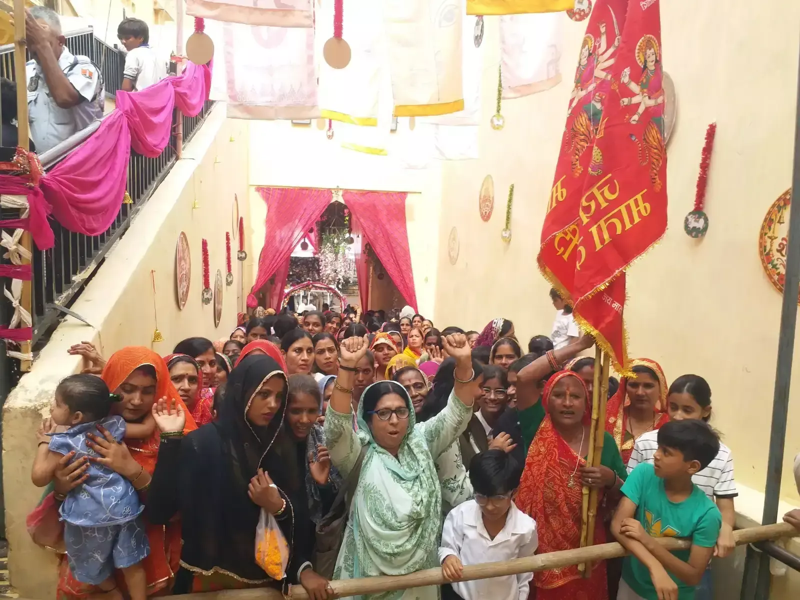 छठ मेले के अवसर पर शिला माता मंदिर में उमड़ा आस्था का सैलाब