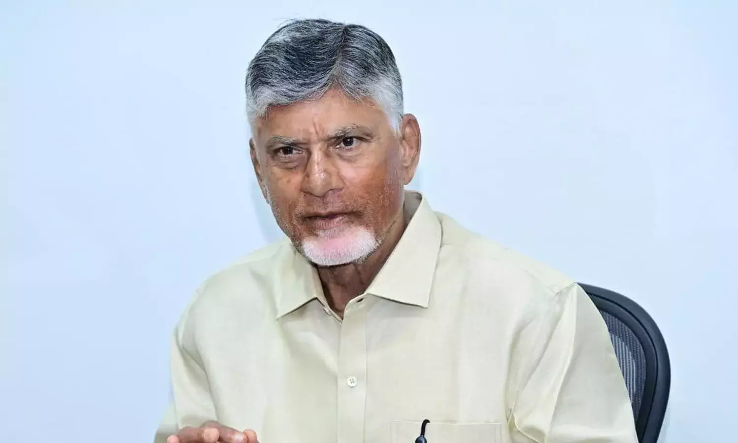 Andhra: सीएम एन चंद्रबाबू नायडू जमीन पर कान रखते हैं Andhra: सीएम एन चंद्रबाबू नायडू जमीन पर कान रखते हैं