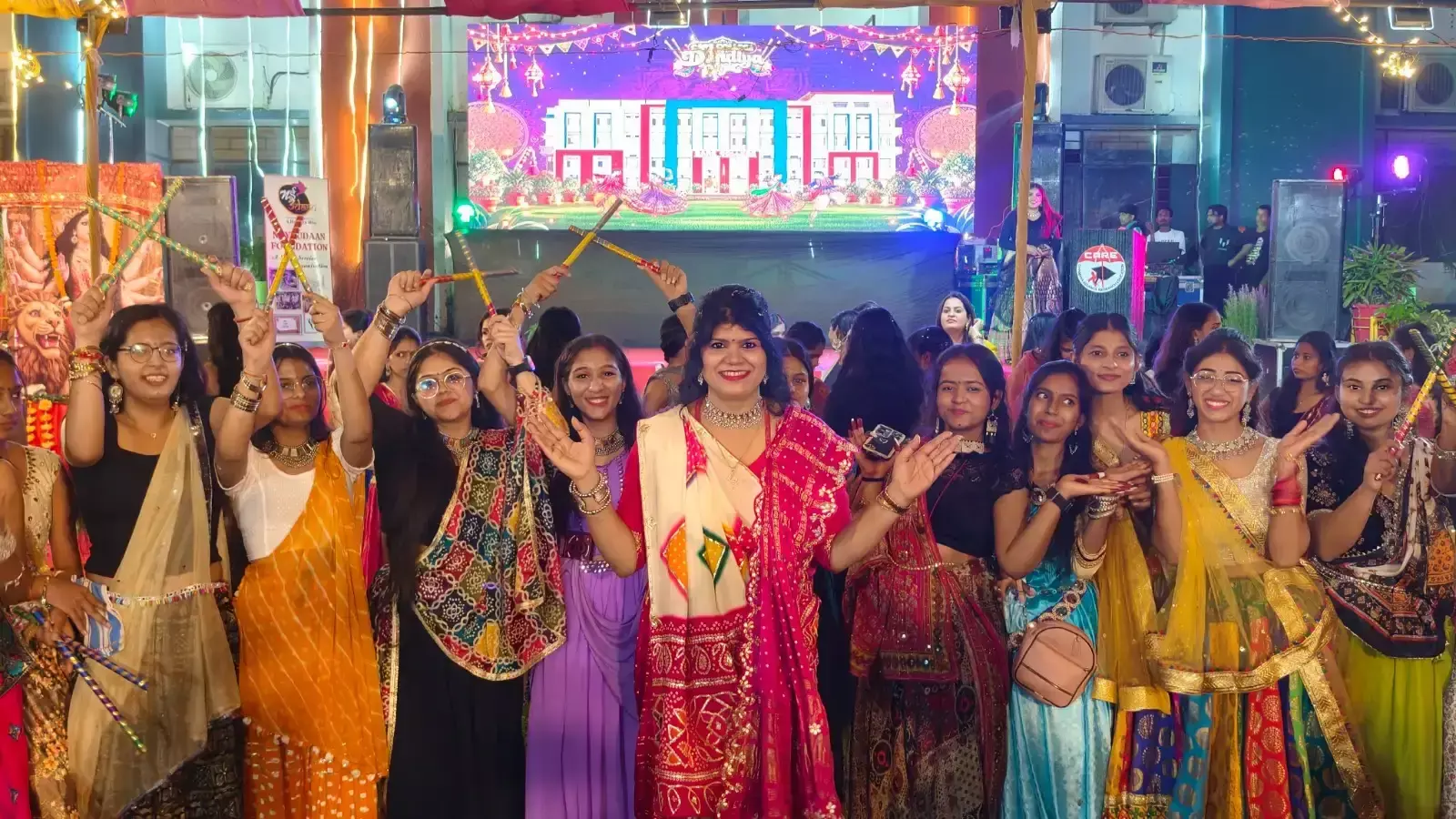 डांडिया नाइट में झूमीं महिलाएं और छात्राएं, केयर ग्रुप ऑफ कॉलेज में उत्सव