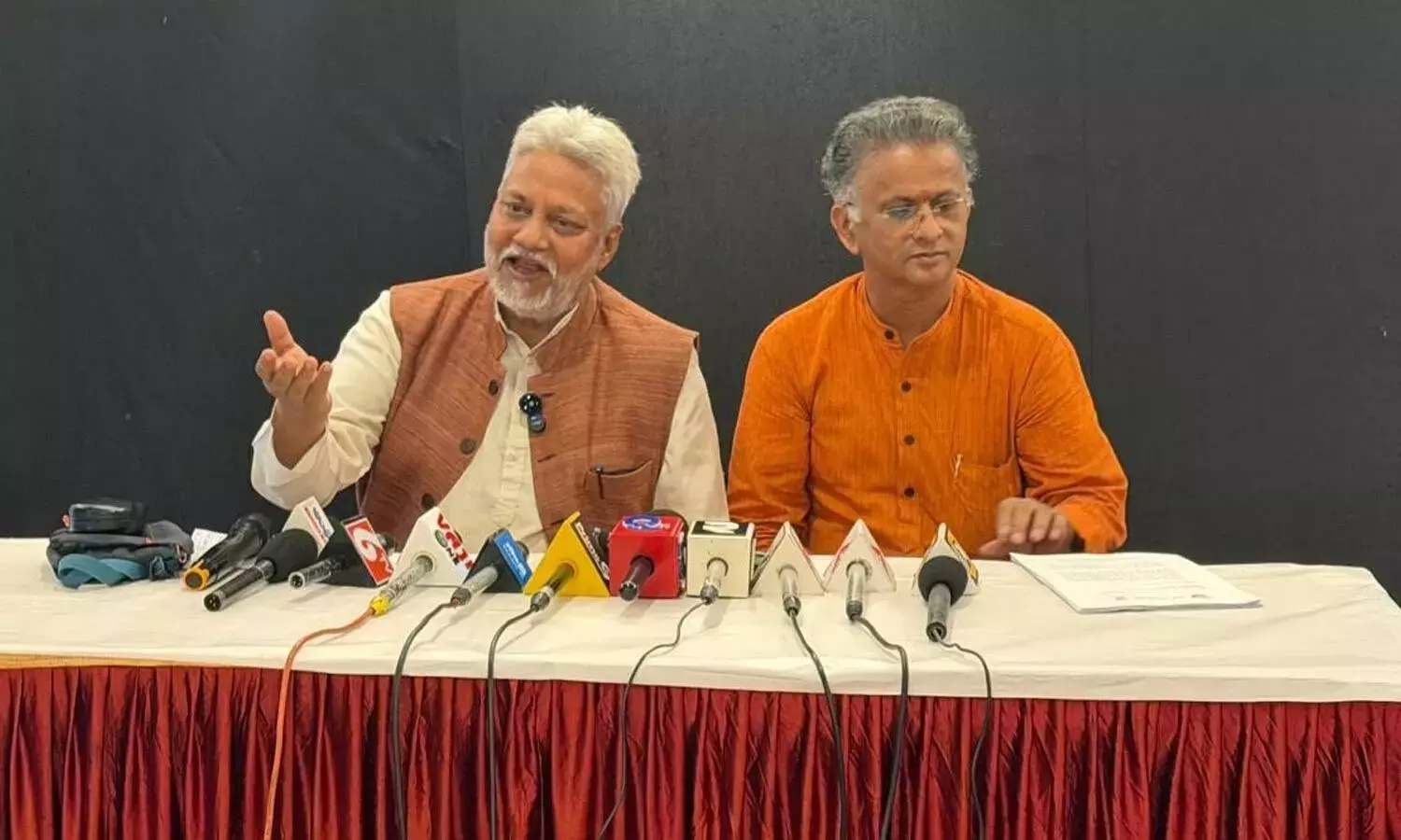 Andhra: वॉटरमैन ऑफ इंडिया ने विजाग में जल संसाधनों की रक्षा का आह्वान किया Andhra: वॉटरमैन ऑफ इंडिया ने विजाग में जल संसाधनों की रक्षा का आह्वान किया