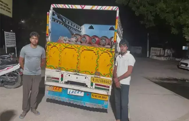 पिकअप से मिले 50 घरेलू गैस सिलेंडर, पुलिस ने दो को हिरासत में लिया