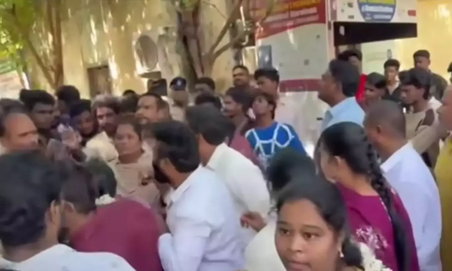 नामांकन के पहले दिन टीडीपी और YSRCP नेताओं के बीच झड़प नामांकन के पहले दिन टीडीपी और YSRCP नेताओं के बीच झड़प