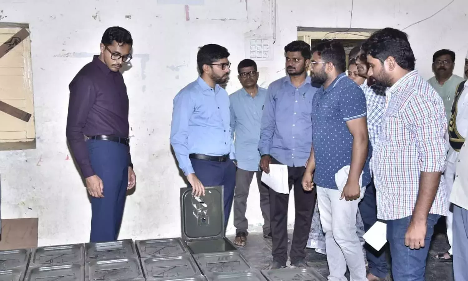 Andhra: कलेक्टर ने गूटी में नगरपालिका नामांकन केंद्रों का निरीक्षण किया Andhra: कलेक्टर ने गूटी में नगरपालिका नामांकन केंद्रों का निरीक्षण किया