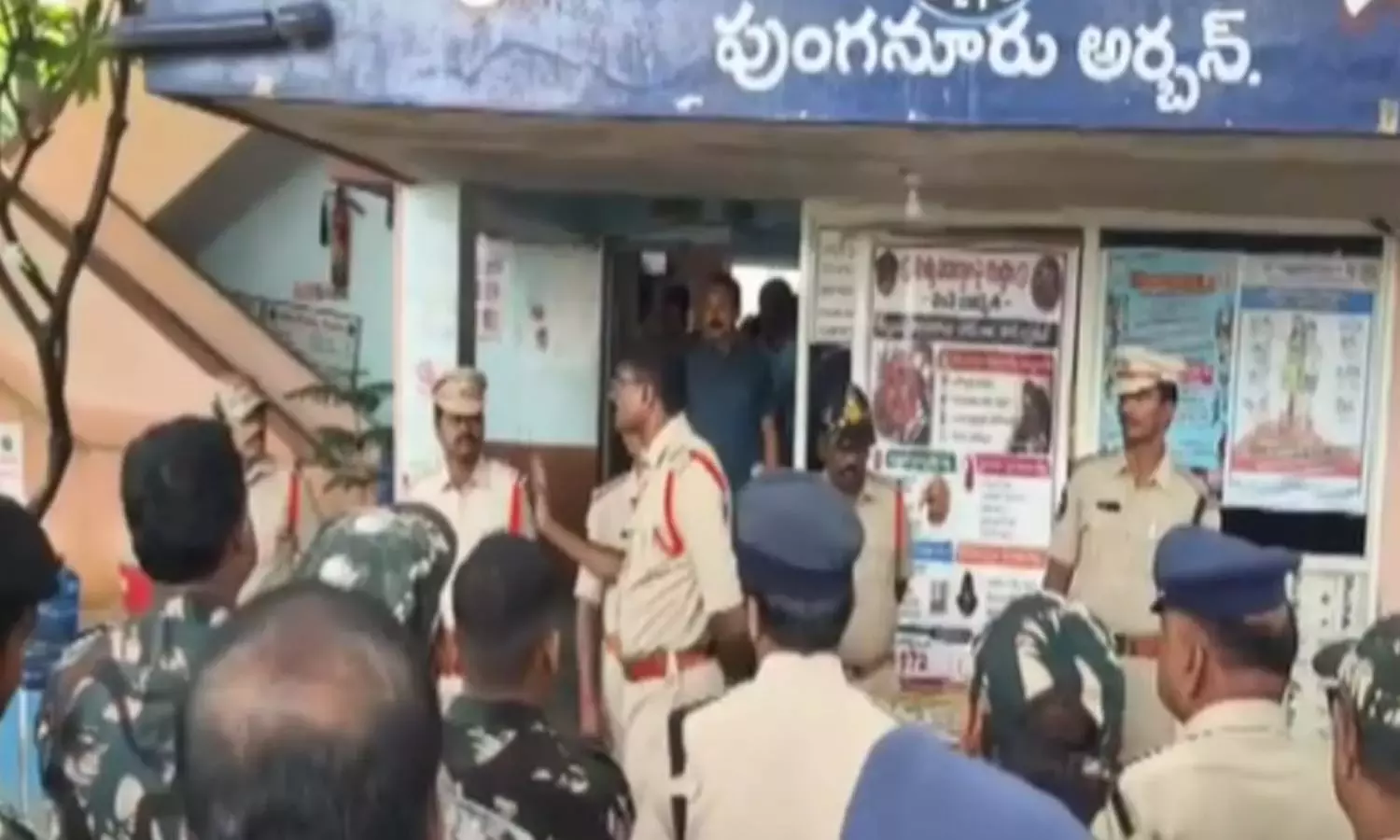 Andhra: पुलिस ने झड़प के बाद पुंगनूर में नामांकन केंद्रों पर सुरक्षा कड़ी कर दी है