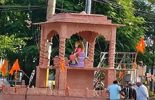 नारनौल में निर्माण की गुणवत्ता पर सवाल, पांच दिन में गिरी छतरी