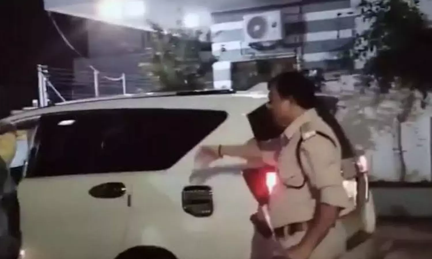 Andhra: पुलिवेंदुला झड़प के बाद पुलिस ने चेतावनी देते हुए गोलियां चलाईं