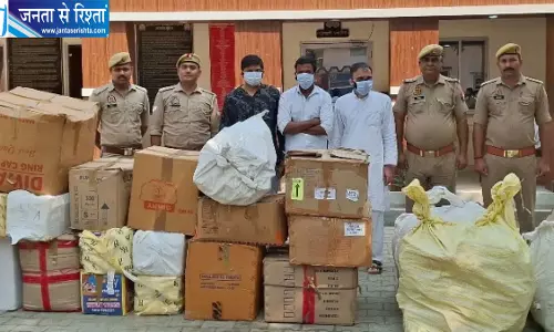 अवैध पटाखों का जखीरा पकड़ा, 3 आरोपी गिरफ्तार अवैध पटाखों का जखीरा पकड़ा, 3 आरोपी गिरफ्तार