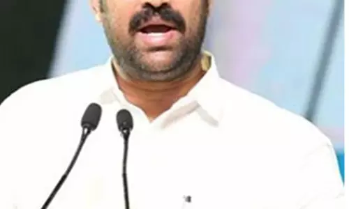 नामांकन के दौरान पुलिस का लाठीचार्ज सड़क पर धरने पर बैठे YSRCP सांसद