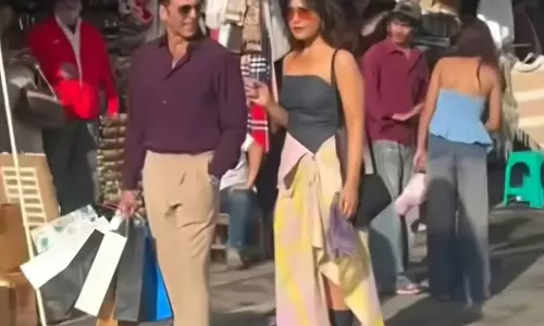 मसूरी की सड़कों पर राशी खन्ना संग दिखे अक्षय कुमार