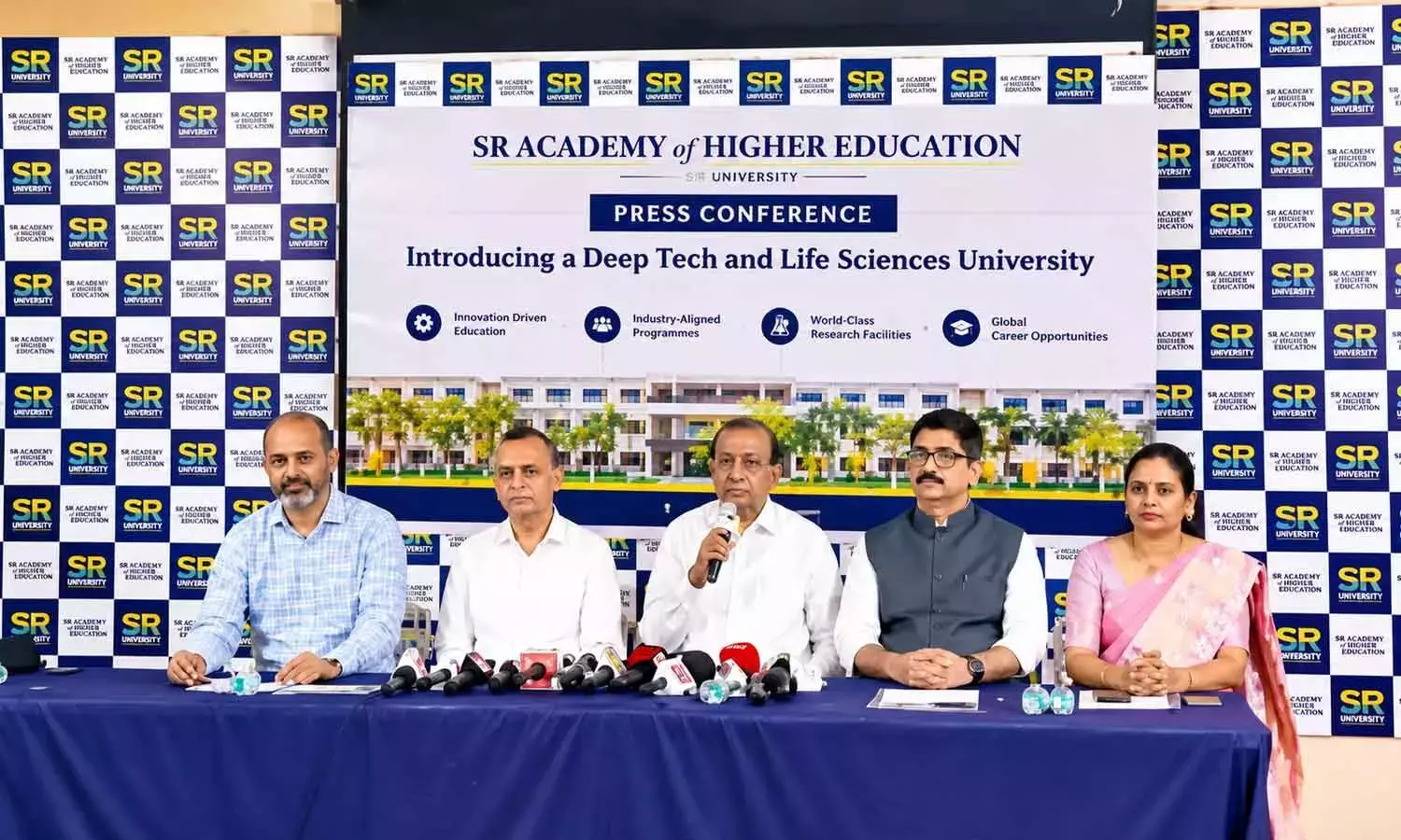 Telangana: एसआर एकेडमी को मिला डीम्ड यूनिवर्सिटी का दर्जा, डीप टेक पर बड़ा दांव Telangana: एसआर एकेडमी को मिला डीम्ड यूनिवर्सिटी का दर्जा, डीप टेक पर बड़ा दांव