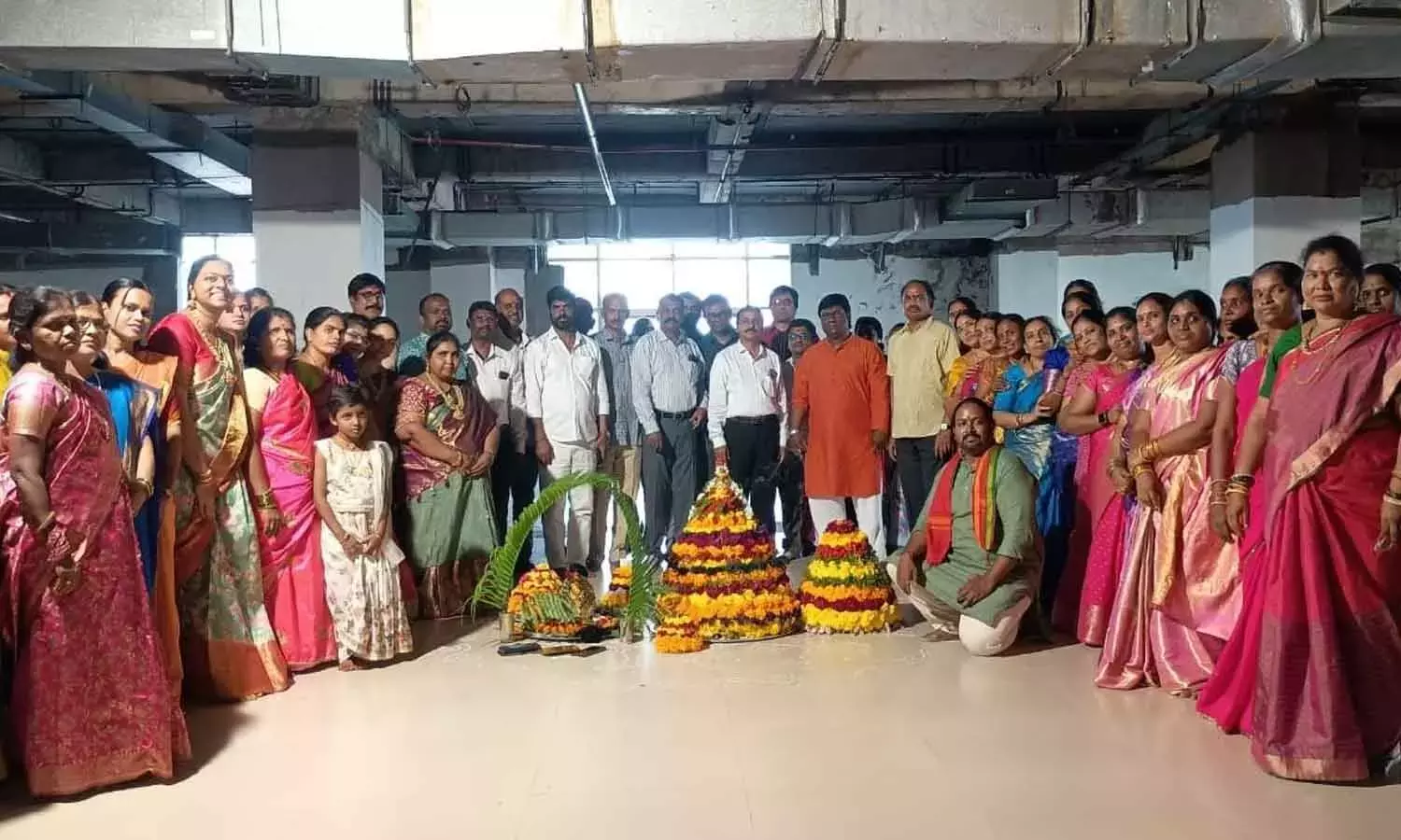 Telangana: बतुकम्मा उत्सव ईएसआई अस्पताल में उत्सव की खुशी लाता है Telangana: बतुकम्मा उत्सव ईएसआई अस्पताल में उत्सव की खुशी लाता है
