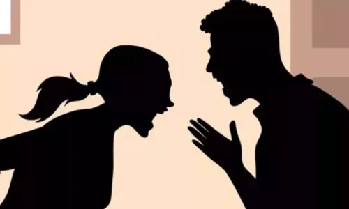 प्रेमिका के साथ घूम रहे पति की धुनाई, पत्नी ने दोनों को देख खोया आपा प्रेमिका के साथ घूम रहे पति की धुनाई, पत्नी ने दोनों को देख खोया आपा