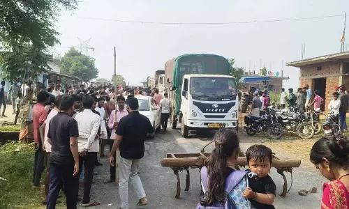 भीषण सड़क हादसा, ट्रैक्टर चालक फरार, चार घंटे से सड़क जाम