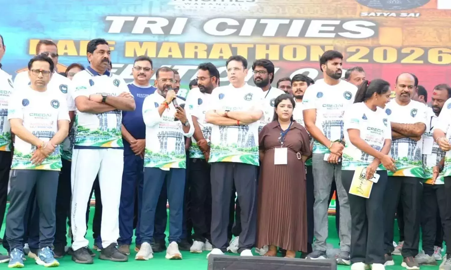 Telangana: मंत्री श्रीधर बाबू ने वारंगल में ट्राई-सिटीज हाफ मैराथन को हरी झंडी दिखाई Telangana: मंत्री श्रीधर बाबू ने वारंगल में ट्राई-सिटीज हाफ मैराथन को हरी झंडी दिखाई