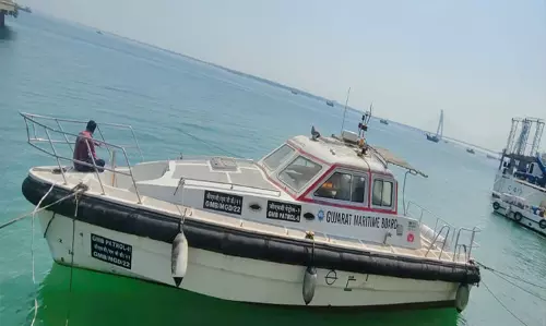 गुजरात में समुद्र के बीच लोगों के लिए जीवनरक्षक बनी बोट एम्बुलेंस गुजरात में समुद्र के बीच लोगों के लिए जीवनरक्षक बनी बोट एम्बुलेंस