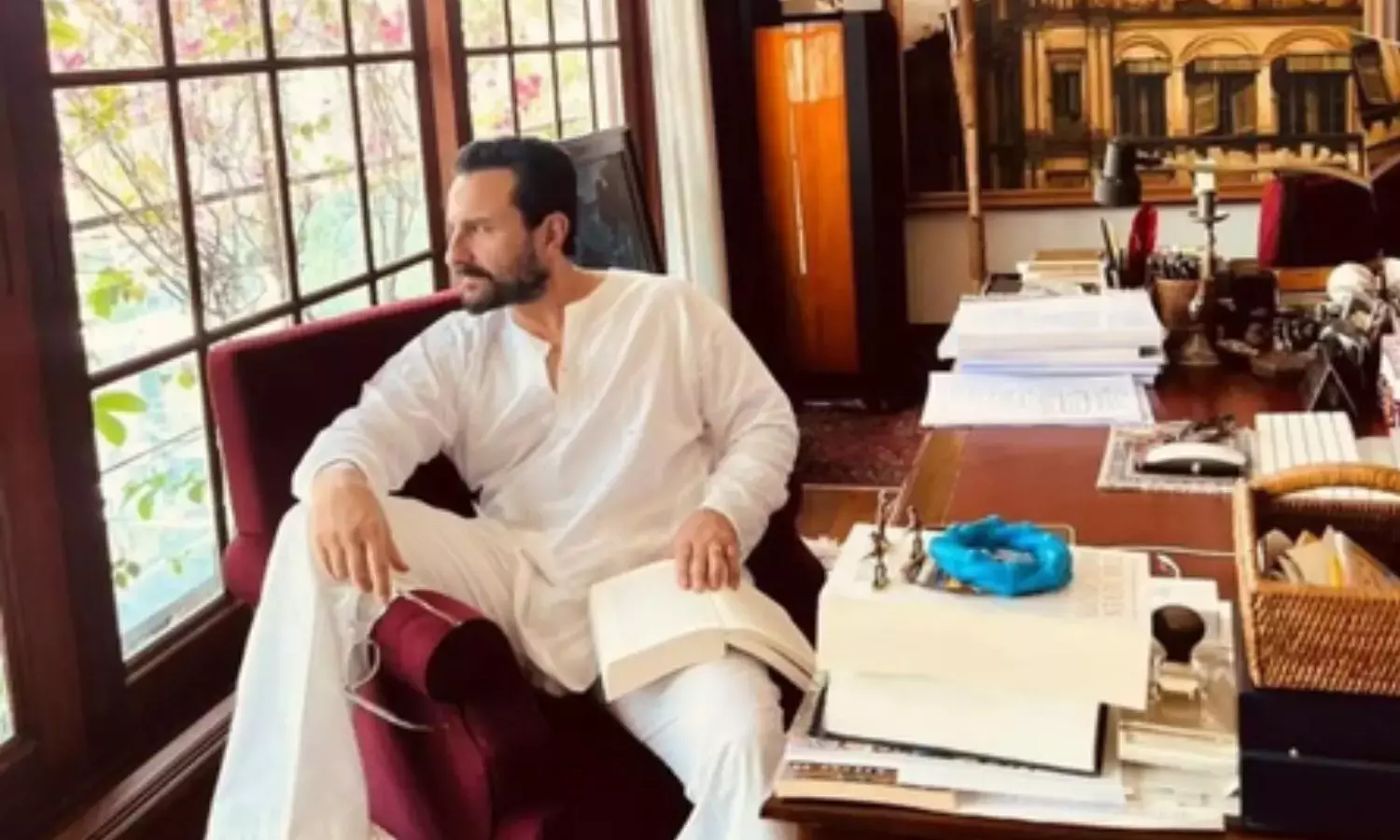 सैफ अली खान और पटौदी लाइब्रेरी: खिड़की के शीशे को समझने की नई सोच सैफ अली खान और पटौदी लाइब्रेरी: खिड़की के शीशे को समझने की नई सोच