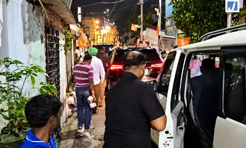ममता बनर्जी के आवास पहुंचे अभिषेक बनर्जी, कालीघाट में बैठक के बाद हुए रवाना ममता बनर्जी के आवास पहुंचे अभिषेक बनर्जी, कालीघाट में बैठक के बाद हुए रवाना
