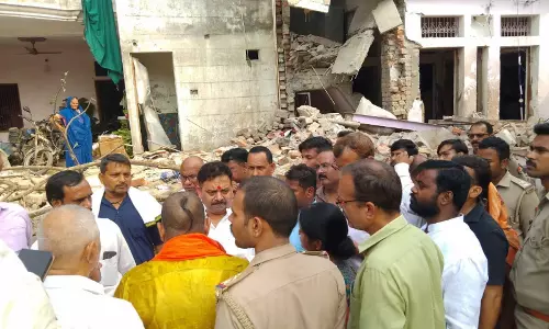 सारनाथ पटाखा फैक्ट्री ब्लास्ट के बाद मौके पर पहुंचे मंत्री रवींद्र जायसवाल