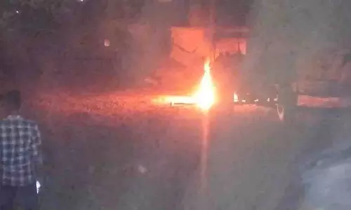 महिला की मौत के बाद बवाल, ट्रैक्टर और क्रशर में आग, अधिकारी बंधक
