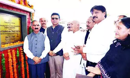 सीएम ने इंडोर आइस-रोलर स्केटिंग रिंक की रखी नींव