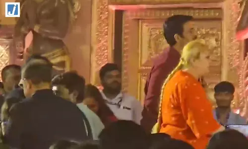 मुंबई में दुर्गा पूजा पंडाल पहुंचे सांसद रवि किशन