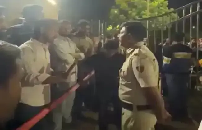 नारनौल केंद्रीय विश्वविद्यालय के क्लासरूम में आग, एसी फटने की आशंका नारनौल केंद्रीय विश्वविद्यालय के क्लासरूम में आग, एसी फटने की आशंका