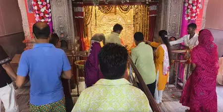 मैहर, देवास और प्रयागराज के मंदिरों में मां कालरात्रि की पूजा के लिए उमड़ा भक्तों का सैलाब मैहर, देवास और प्रयागराज के मंदिरों में मां कालरात्रि की पूजा के लिए उमड़ा भक्तों का सैलाब