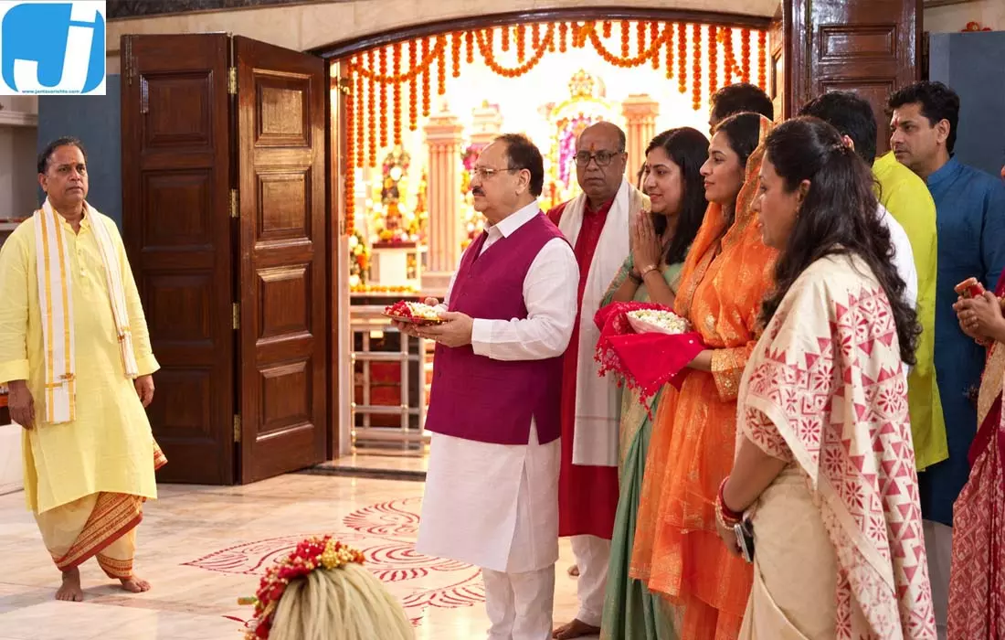 नवरात्रि के सातवें दिन काली मंदिर पहुंचे जेपी नड्डा, बांसुरी स्वराज संग की पूजा नवरात्रि के सातवें दिन काली मंदिर पहुंचे जेपी नड्डा, बांसुरी स्वराज संग की पूजा