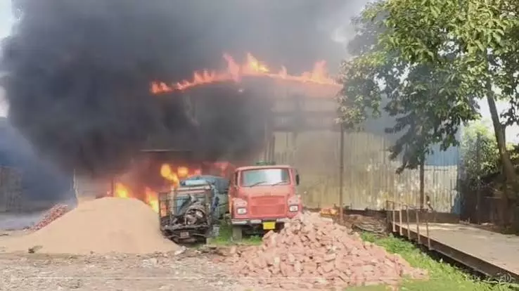 असम: आटा मिल में लगी आग, लाखों का सामान जलकर खाक असम: आटा मिल में लगी आग, लाखों का सामान जलकर खाक