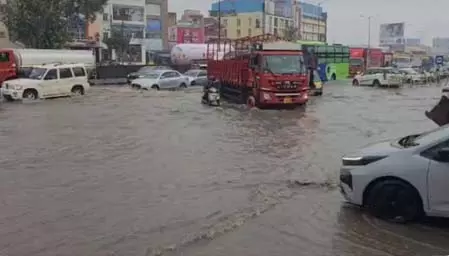 बेंगलुरु में भारी बारिश से जलभराव, भाजपा ने ब्रांड बेंगलुरु को लेकर कांग्रेस सरकार पर बोला हमला बेंगलुरु में भारी बारिश से जलभराव, भाजपा ने ब्रांड बेंगलुरु को लेकर कांग्रेस सरकार पर बोला हमला