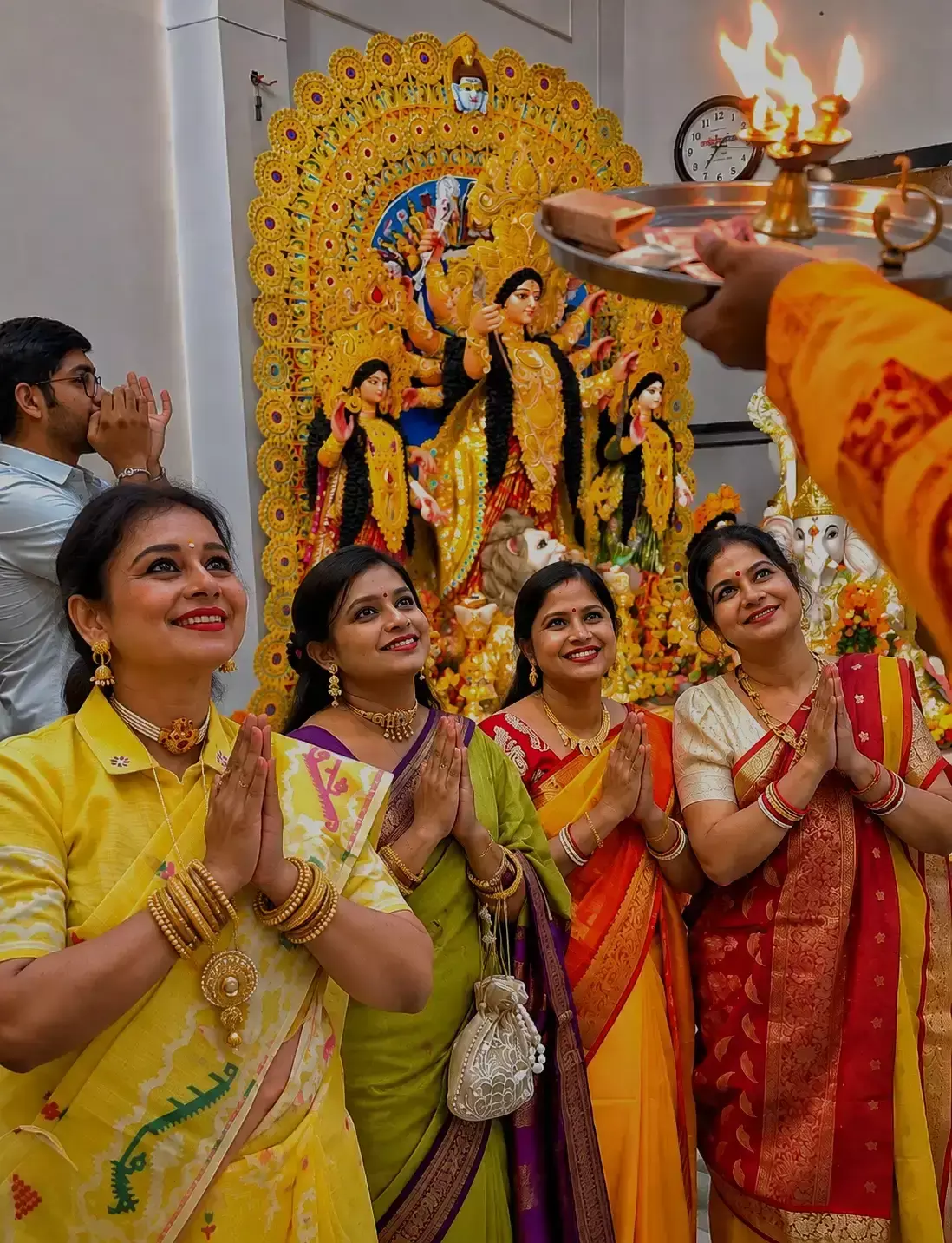 दुर्गाबाड़ी में भक्तिमय माहौल, मां दुर्गा का भव्य अभिनंदन दुर्गाबाड़ी में भक्तिमय माहौल, मां दुर्गा का भव्य अभिनंदन